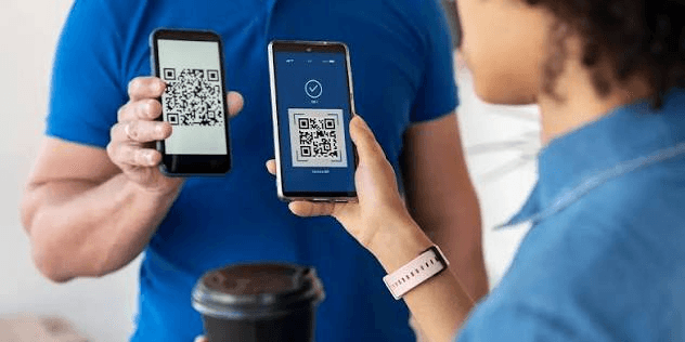 Paiement par QR code entre un commerçant et une cliente