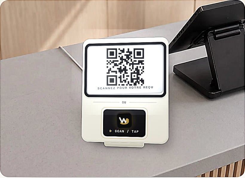 Le dispositif Wafiy sur le comptoir : écran avec QR code et boîtier sans contact